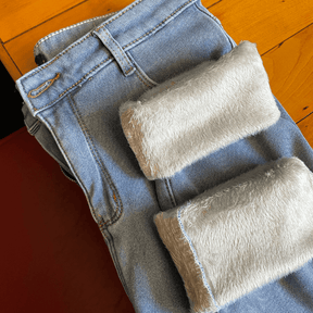 Calça Jeans Feminina com Elastano Peluciada + Meia Térmica